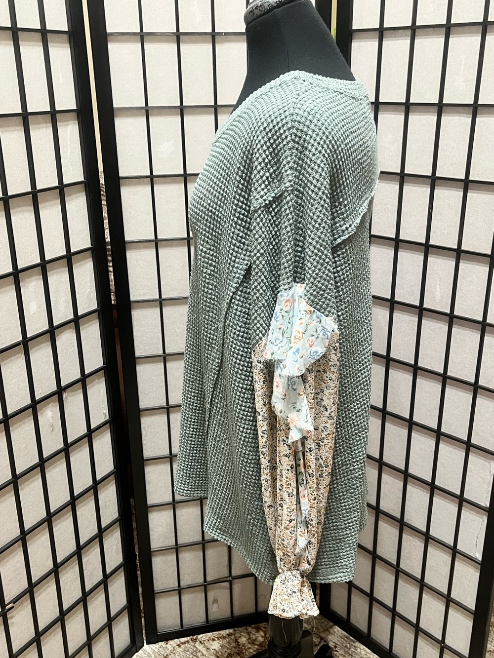 GIGIO USA Women's Sage Green Waffle Knit, RUFFLE RAW EDGE Floral Sleeve Top SZ L - Picture 5 of 13
